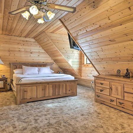 Rustic Duck Creek Village Cabin With Fire Pit! 외부 사진