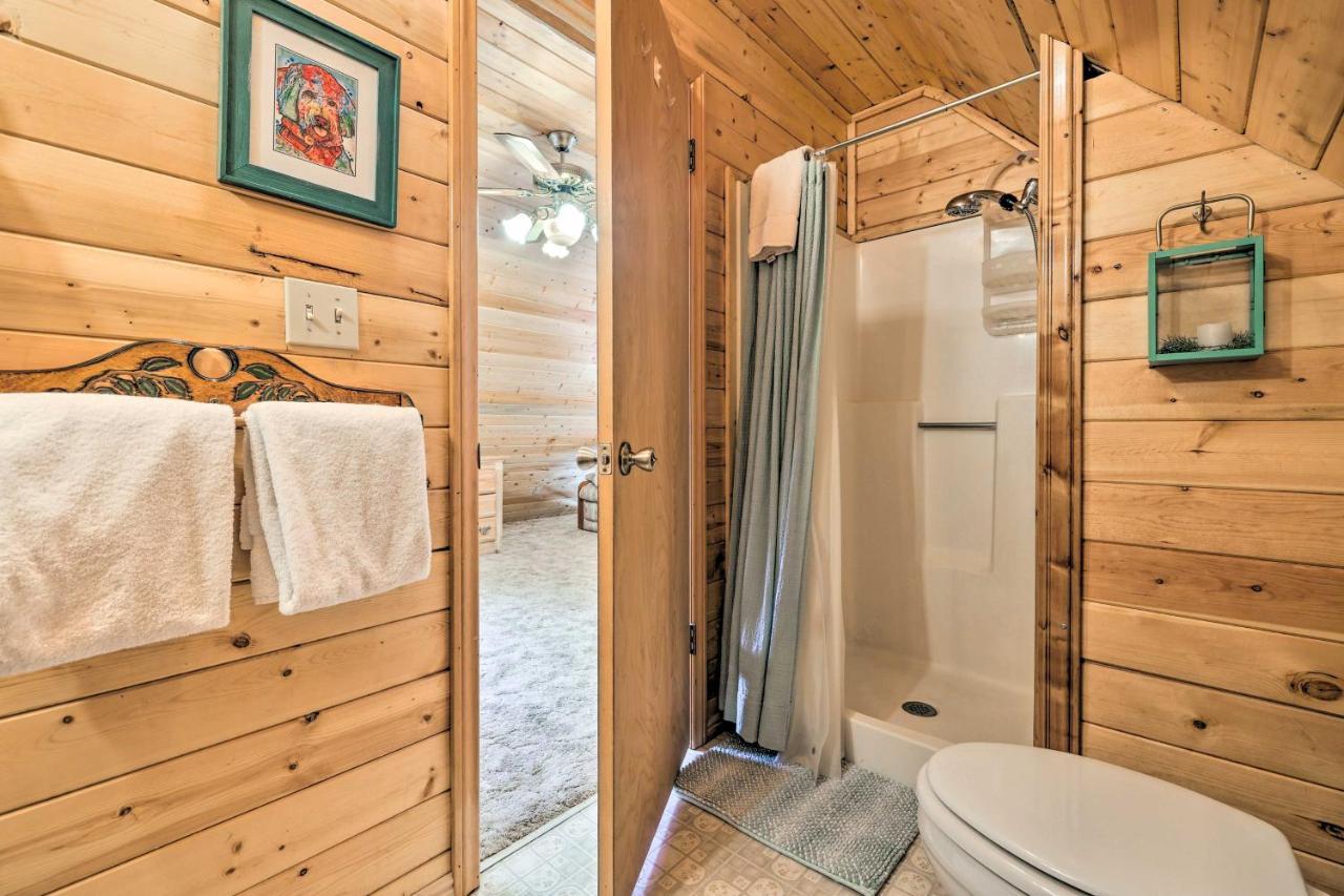 Rustic Duck Creek Village Cabin With Fire Pit! 외부 사진