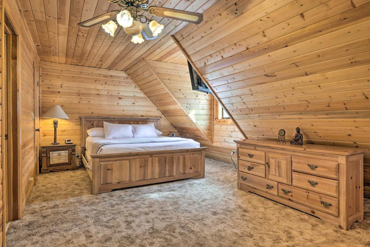 Rustic Duck Creek Village Cabin With Fire Pit! 외부 사진