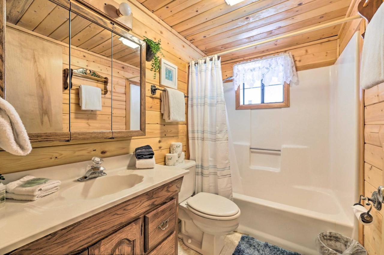 Rustic Duck Creek Village Cabin With Fire Pit! 외부 사진